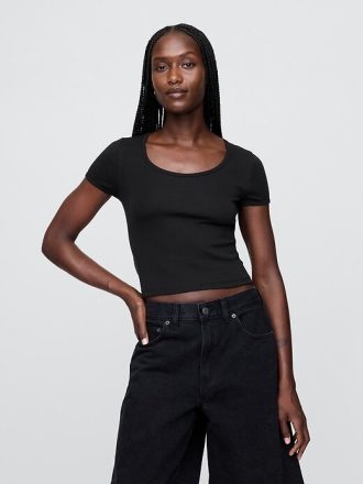 Camiseta corta moderna con mangas cortas