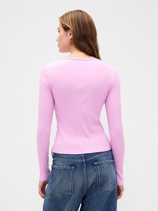 Camiseta corta moderna de canalé Camiseta corta moderna de canalé