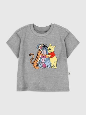 Camiseta gráfica para niños pequeños con abrazos de Winnie the Pooh