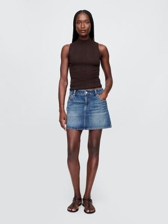 Camiseta sin mangas de cuello alto con canalé