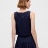 Camiseta sin mangas de popelina con cuello barco Camiseta sin mangas de popelina con cuello barco