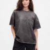 Camiseta vaquera de punto con bolsillo para adulto de Gap × BÉIS Camiseta vaquera de punto con bolsillo para adulto de Gap × BÉIS