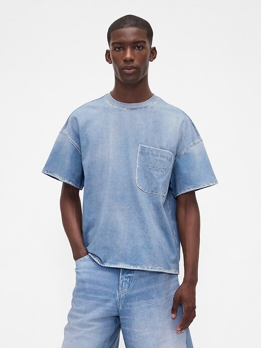 Camiseta vaquera de punto con bolsillo para adulto de Gap × BÉIS Camiseta vaquera de punto con bolsillo para adulto de Gap × BÉIS