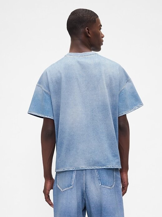 Camiseta vaquera de punto con bolsillo para adulto de Gap × BÉIS Camiseta vaquera de punto con bolsillo para adulto de Gap × BÉIS