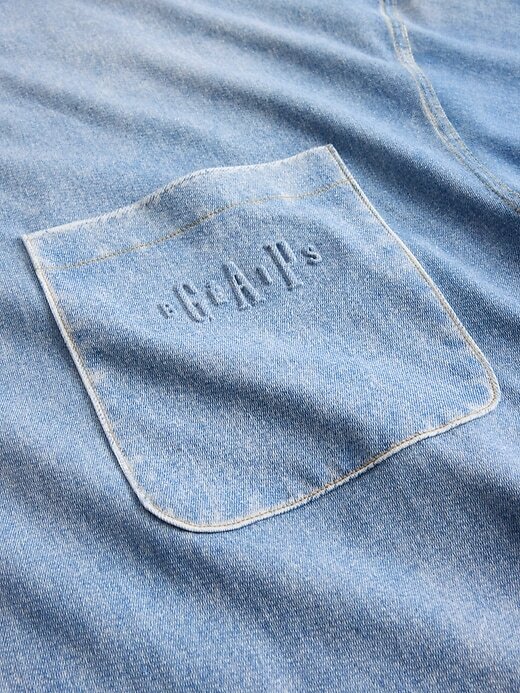 Camiseta vaquera de punto con bolsillo para adulto de Gap × BÉIS Camiseta vaquera de punto con bolsillo para adulto de Gap × BÉIS