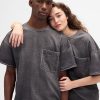 Camiseta vaquera de punto con bolsillo para adulto de Gap × BÉIS Camiseta vaquera de punto con bolsillo para adulto de Gap × BÉIS