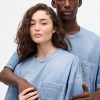 Camiseta vaquera de punto con bolsillo para adulto de Gap × BÉIS Camiseta vaquera de punto con bolsillo para adulto de Gap × BÉIS