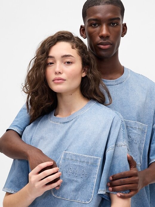 Camiseta vaquera de punto con bolsillo para adulto de Gap × BÉIS Camiseta vaquera de punto con bolsillo para adulto de Gap × BÉIS