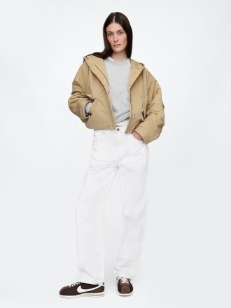 Chaqueta corta de nailon con capucha