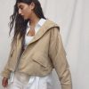 Chaqueta corta de nailon con capucha Chaqueta corta de nailon con capucha