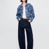 Chaqueta vaquera corta con estampado floral Chaqueta vaquera corta con estampado floral