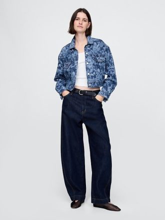 Chaqueta vaquera corta con estampado floral