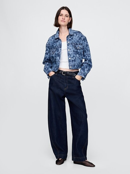 Chaqueta vaquera corta con estampado floral Chaqueta vaquera corta con estampado floral