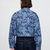 Chaqueta vaquera corta con estampado floral Chaqueta vaquera corta con estampado floral