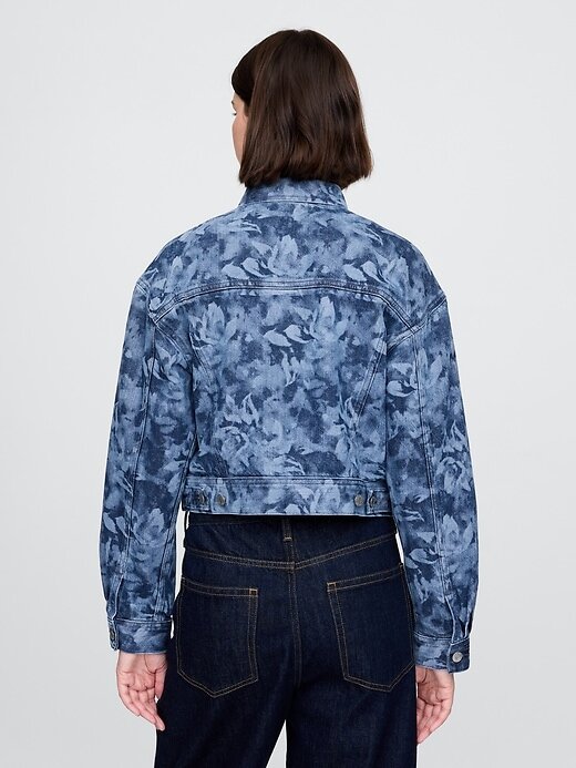 Chaqueta vaquera corta con estampado floral Chaqueta vaquera corta con estampado floral