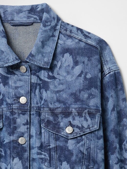 Chaqueta vaquera corta con estampado floral Chaqueta vaquera corta con estampado floral
