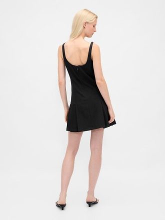 Minivestido plisado con escote cuadrado
