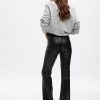 Pantalones acampanados de cuero vegano de tiro alto de los años 70 Pantalones acampanados de cuero vegano de tiro alto de los años 70