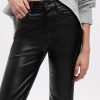 Pantalones acampanados de cuero vegano de tiro alto de los años 70 Pantalones acampanados de cuero vegano de tiro alto de los años 70