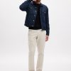Pantalones caqui ajustados Pantalones caqui ajustados