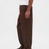 Pantalones caqui holgados modernos