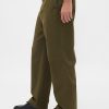 Pantalones caqui holgados modernos