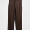 Pantalones caqui holgados modernos