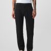 Pantalones caqui modernos con corte atlético Pantalones caqui modernos con corte atlético