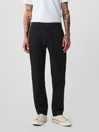 Pantalones caqui modernos con corte atlético