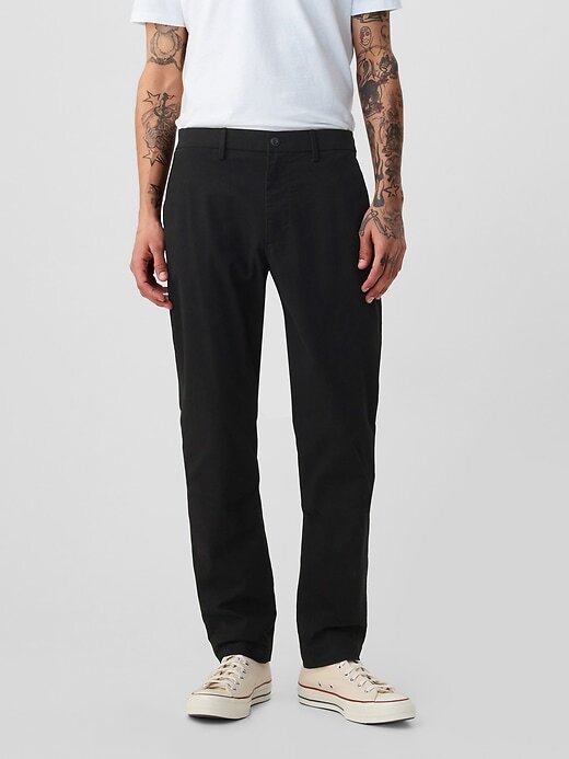 Pantalones caqui modernos con corte atlético Pantalones caqui modernos con corte atlético