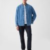 Pantalones caqui modernos con corte atlético Pantalones caqui modernos con corte atlético
