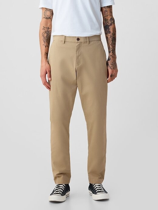 Pantalones caqui modernos con corte atlético Pantalones caqui modernos con corte atlético