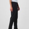 Pantalones caqui modernos con corte atlético Pantalones caqui modernos con corte atlético