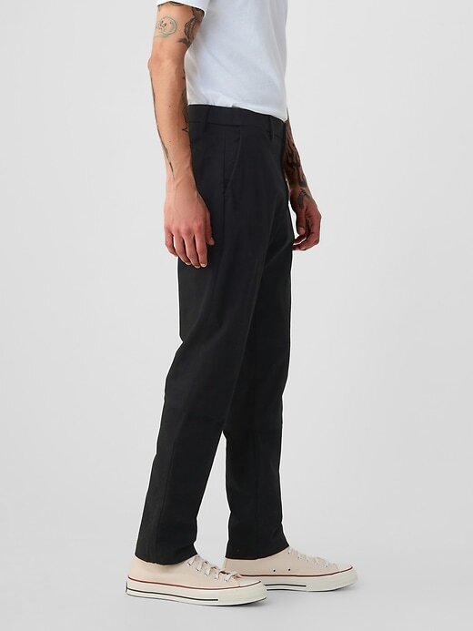 Pantalones caqui modernos con corte atlético Pantalones caqui modernos con corte atlético