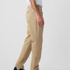 Pantalones caqui modernos con corte atlético Pantalones caqui modernos con corte atlético