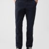 Pantalones caqui modernos con corte atlético Pantalones caqui modernos con corte atlético