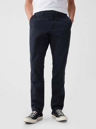 Pantalones caqui modernos con corte atlético