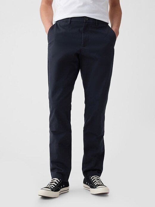 Pantalones caqui modernos con corte atlético Pantalones caqui modernos con corte atlético