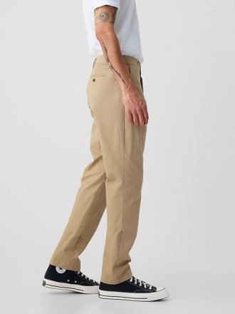 Pantalones caqui modernos con corte atlético