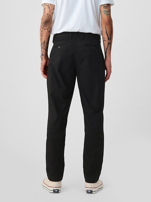 Pantalones caqui modernos con corte atlético Pantalones caqui modernos con corte atlético