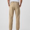 Pantalones caqui modernos con corte atlético Pantalones caqui modernos con corte atlético
