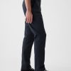 Pantalones caqui modernos con corte atlético Pantalones caqui modernos con corte atlético