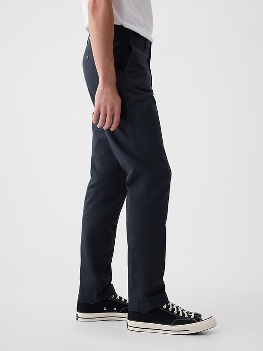 Pantalones caqui modernos con corte atlético Pantalones caqui modernos con corte atlético