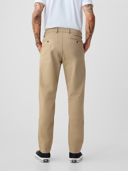 Pantalones caqui modernos con corte atlético Pantalones caqui modernos con corte atlético