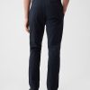 Pantalones caqui modernos con corte atlético Pantalones caqui modernos con corte atlético