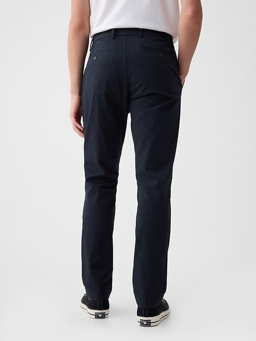 Pantalones caqui modernos con corte atlético Pantalones caqui modernos con corte atlético