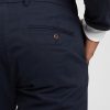 Pantalones caqui modernos con corte atlético Pantalones caqui modernos con corte atlético