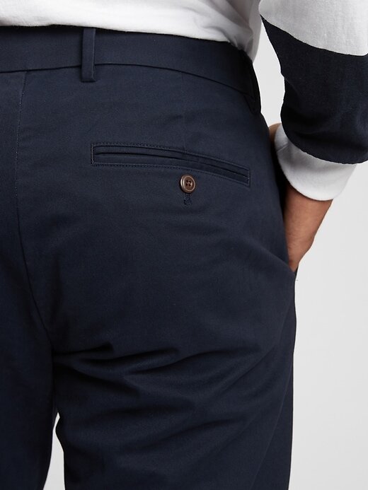 Pantalones caqui modernos con corte atlético Pantalones caqui modernos con corte atlético