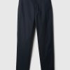 Pantalones caqui modernos con corte atlético Pantalones caqui modernos con corte atlético