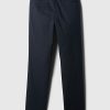 Pantalones caqui modernos con corte atlético Pantalones caqui modernos con corte atlético